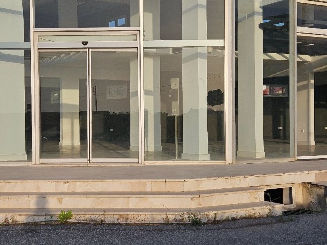 Kyrenia Final University Car Gallery Gebäude zu vermieten an der Hauptstraße. Ein dichtes Gebäude mi