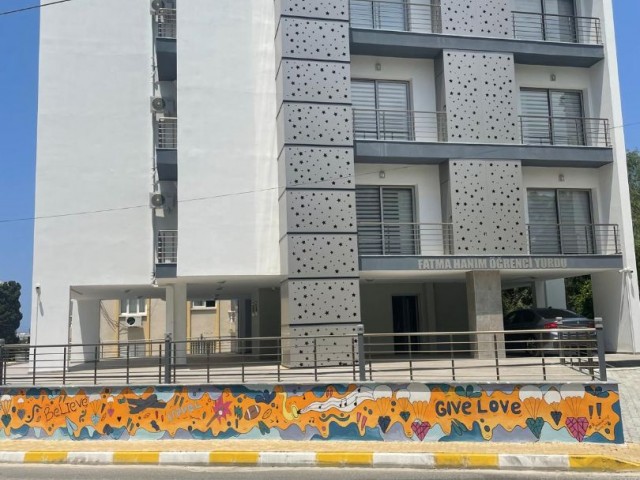 Girne Yakın Doğu Diş Hastahanesi( Kar market bolgesi) 50 adet stüdyo yeni bitmiş Komple Apartman