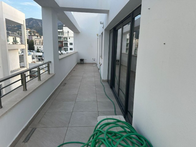 Bereich der Kyrenia Anafartalar High School, neue Wohnung, ganz neu möbliert, 200 m2 3+1 Penthouse (1200 stg pro Jahr)