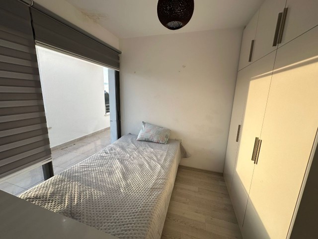 Bereich der Kyrenia Anafartalar High School, neue Wohnung, ganz neu möbliert, 200 m2 3+1 Penthouse (1200 stg pro Jahr)