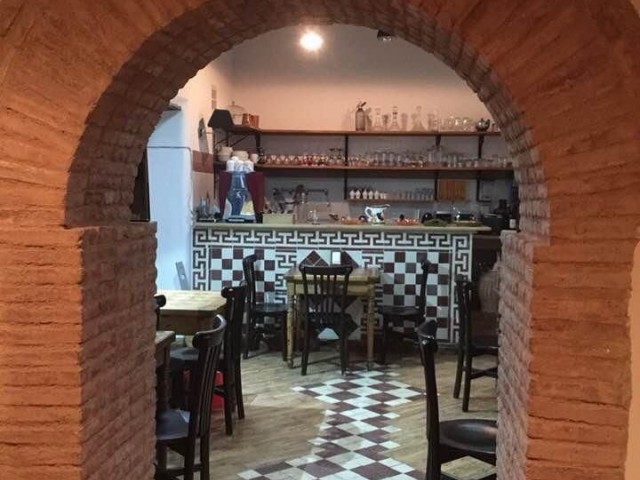 Lapta'da antik restorant ve cafe bar olarak kullanılan işyeri..(Hava parası yok)