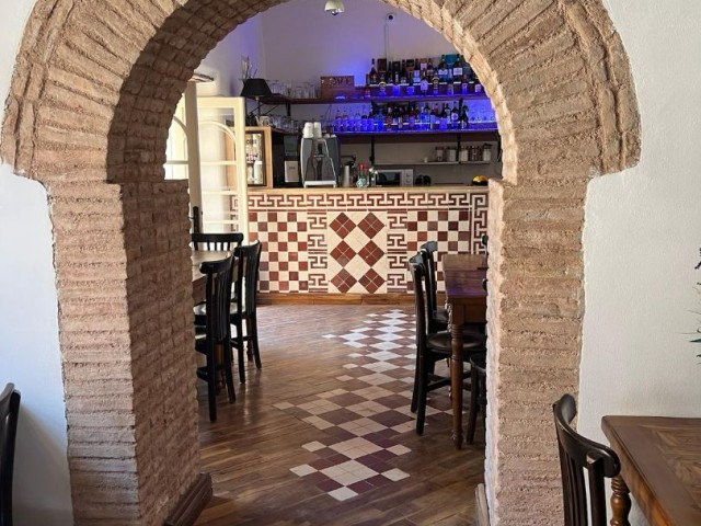 Lapta'da antik restorant ve cafe bar olarak kullanılan işyeri..(Hava parası yok)