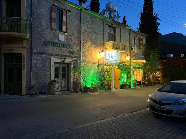 Als antikes Restaurant und Café-Bar genutzter Arbeitsplatz in Lapta. (Kein Flug)