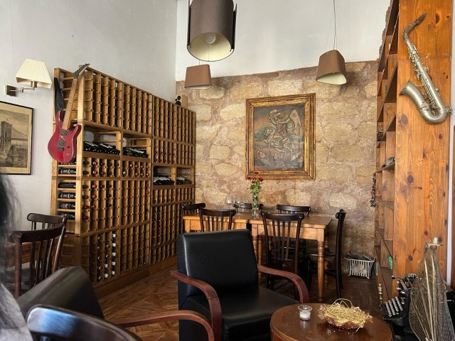Als antikes Restaurant und Café-Bar genutzter Arbeitsplatz in Lapta. (Kein Flug)