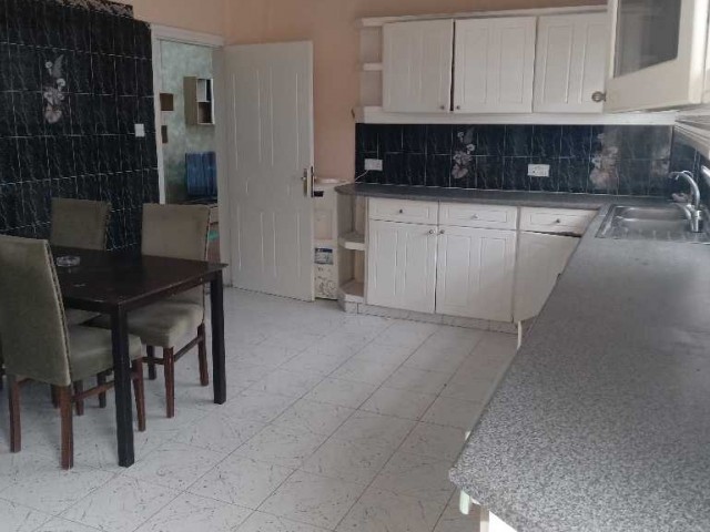 Girne merkezde 3+1 bahçeli kiralık daire