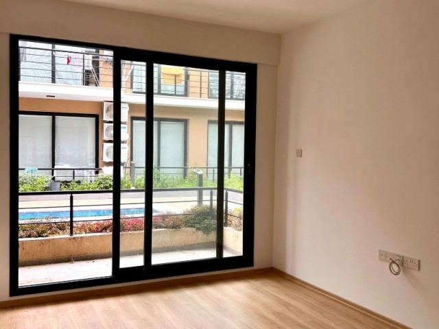 Сдается квартира 2+1 в немеблированном комплексе с бассейном в Доганкёй, Кирения