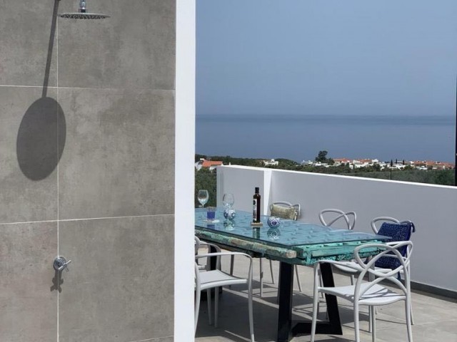 2 Bedroom Garden apartment with huge rooftop, sea & mountain views