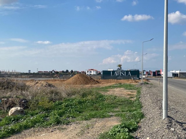 WIR BIETEN UNSER GRUNDSTÜCK ZUM VERKAUF AN, IN DER NÄHE DES NEU ERBAUTEN (LAISA) STANDORTES MIT 2 ÄRZTEN UND 2 EVLEK IN DER REGION İSKELE ÖTÜKEN MIT GOLDWERT, 80 METER VON DER HAUPTSTRAßE ENTFERNT.