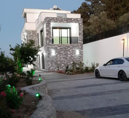 4+1 ULTRA-LUXURIÖSE VILLA DER NEUEN GENERATION IN KYRENIA KARŞIYAKA WIR WERDEN ZUM VERKAUF MIT EINEM GRUNDSTÜCK VON 400 M2 IM INNEREN ANGEBOTEN. RUFEN SIE UNS ADM AKIN 05338314949 an