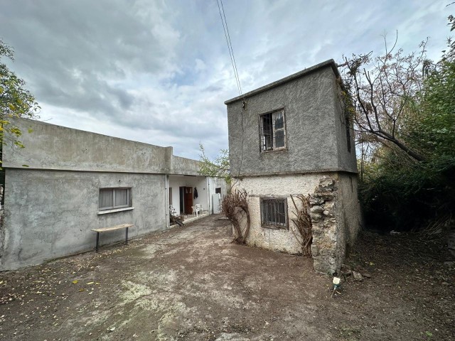 1000 M2 GRUNDSTÜCK MIT BERG- UND MEERBLICK UND EINEM ALTEN WOHNSITZ ZU VERKAUFEN IN LAPTA AD3M AKIN 