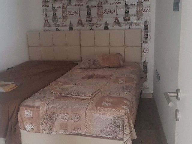 Girne'nin en gözde sitesinde Eşyalı 2 yatak odalı lüks kiralık daire aidat kiraya dahildir..