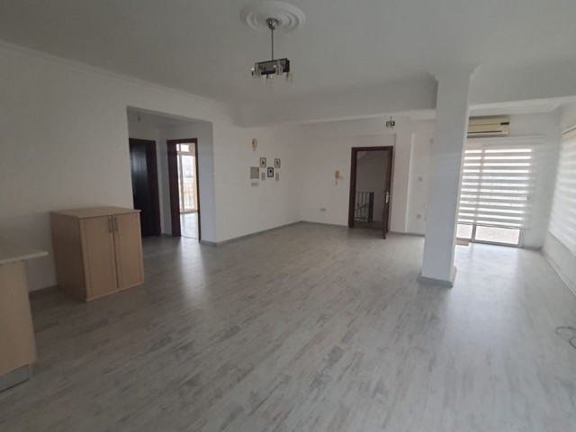 2+1 PENTHOUSE ZUM VERKAUF IM ZENTRUM VON FAMAGUSTA