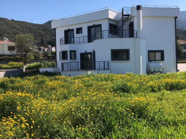 Girne Alsancak | 4+1 Satılık Villa | Deniz Manzarası | Bahçe 1200 m2