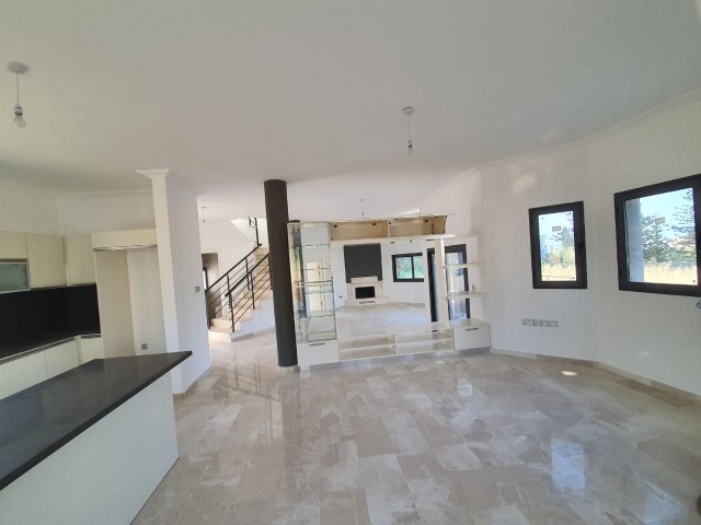 Kyrenia Alsancak / 4+1 Villa zu verkaufen / Meerblick / Garten 1200 m2 ** 