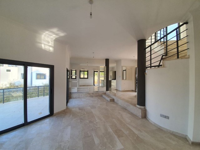 Kyrenia Alsancak / 4+1 Villa zu verkaufen / Meerblick / Garten 1200 m2 ** 