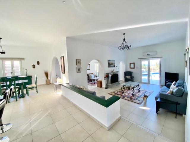 Girne Edremit |Very Well Maintained 4+1 Villa For Rent | Pool | 3400m2 Garden ** 