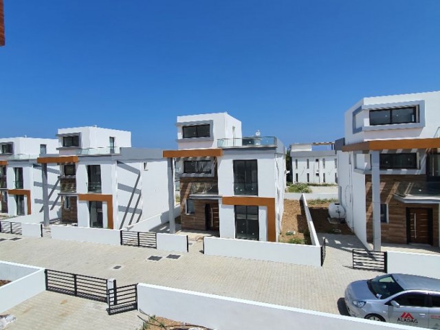 Girne Alsancak | Denize 1 KM | Dağ Deniz Manzaralı | Bahceli Villa