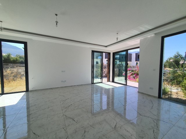 Girne Alsancak; Ortak Havuzlu Sitede, Bahceli, Teraslı, Full Eşyalı Villa