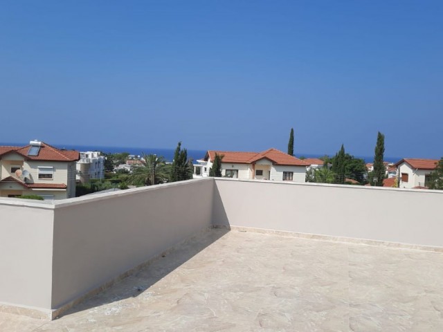 Girne Merit Royal Circle Apartment mit Grill, Blick auf die Berge und das Meer, Terrasse