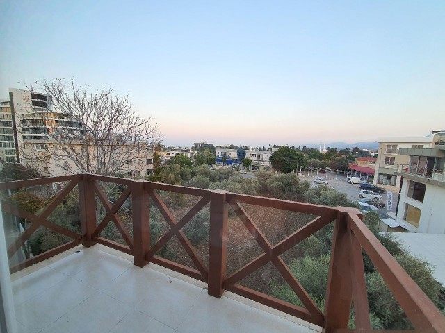 Kyrenia Centre; Neu eingerichtete geräumige Wohnung in einem Komplex mit Gemeinschaftspool