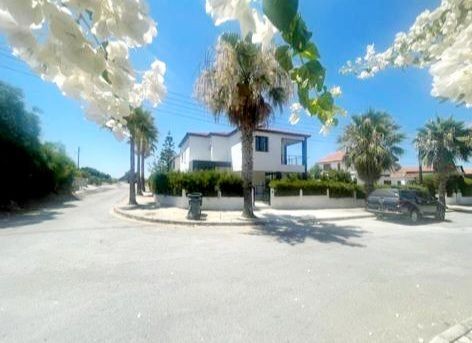 Girne Alsancak ; Merit Crystal Otel Civarı, 4 Yatak Odalı, Bahceli Villa