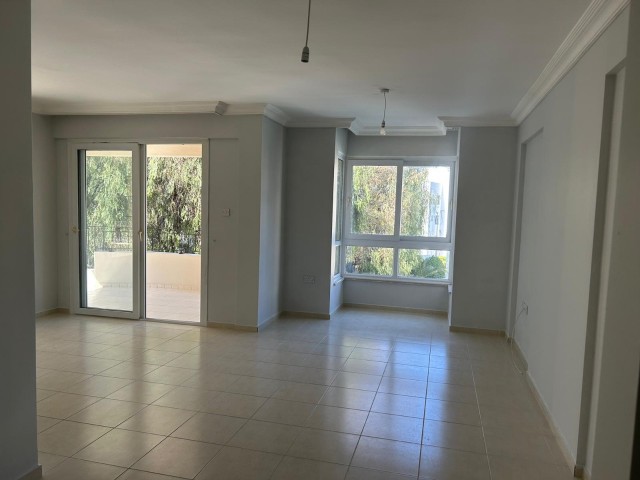 Kyrenia Alsancak; Apartment mit Poolblick und großem Balkon in Anlage mit Gemeinschaftspool