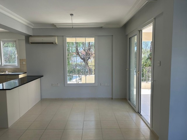 Kyrenia Alsancak; Apartment mit Poolblick und großem Balkon in Anlage mit Gemeinschaftspool