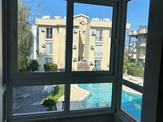 Kyrenia Alsancak; Apartment mit Poolblick und großem Balkon in Anlage mit Gemeinschaftspool