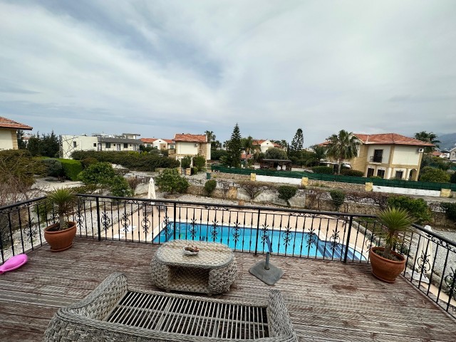 Kyrenia Lapta; In einer herrlichen Lage, Blick auf die Berge und das Meer, voll möblierte moderne Villa