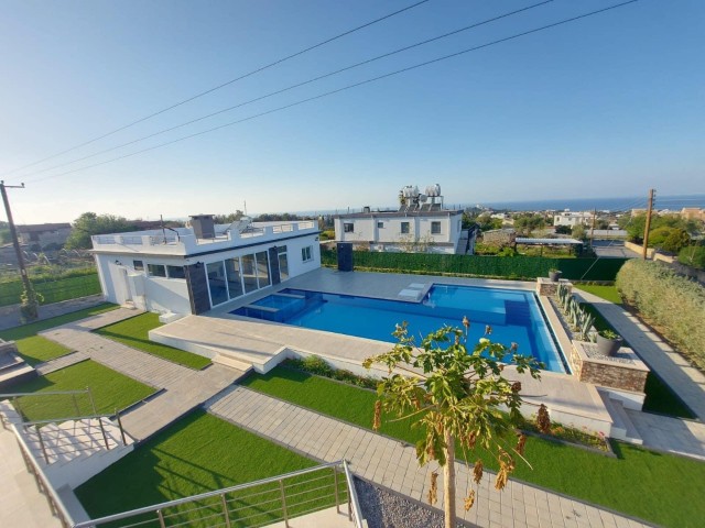 Girne Alsancak; 1650 m2 İçinde 3 Adet Bungalow