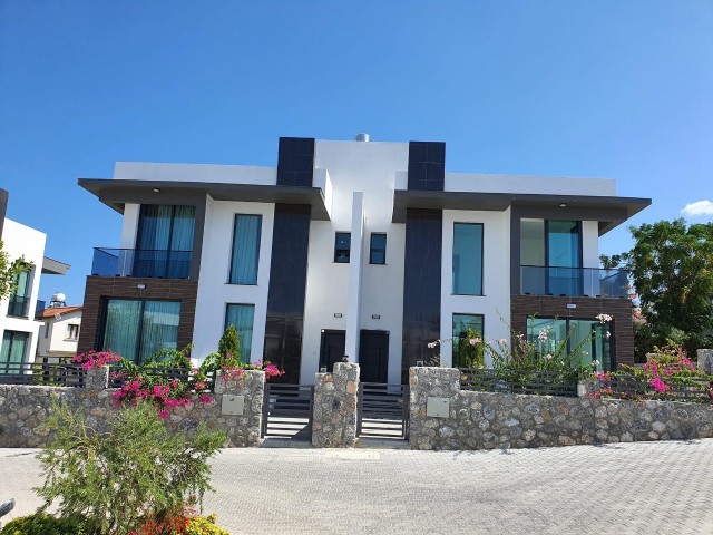 Kyrenia Alsancak; Vollständig möblierte Villa mit Blick auf die Berge und das Meer in einem Komplex mit Gemeinschaftspool