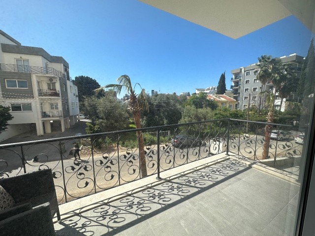 В центре Кирении; вид на горы, балкон, просторная квартира. Вы можете начать оплату с 50% первоначального взноса. 