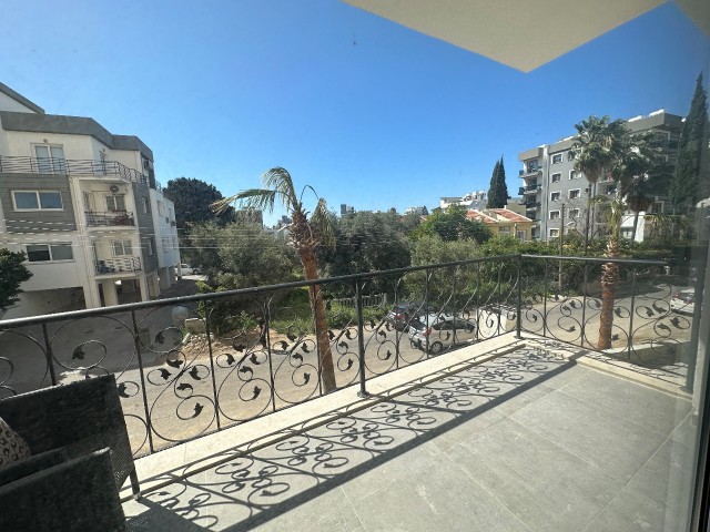 В центре Кирении; вид на горы, балкон, просторная квартира. Вы можете начать оплату с 50% первоначального взноса. 