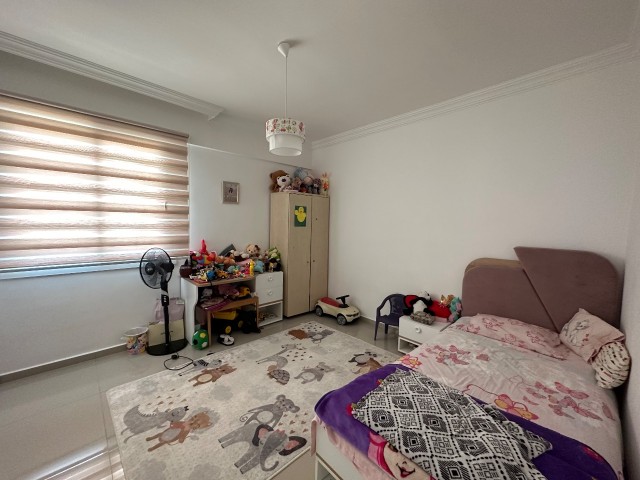 Kyrenia Center; Geräumiges Apartment mit 3 Schlafzimmern und weißen Möbeln