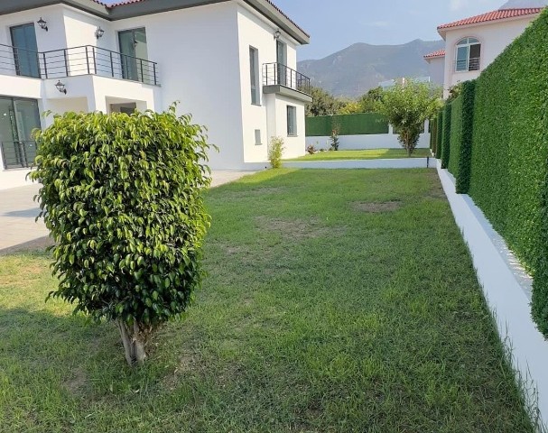 Girne Bellapais; 4 Yatak Odalı , Taşınmaya Hazır Villa 