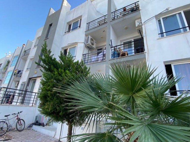 Kyrenia Alsancak; 2+1 Wohnung auf einem Grundstück mit Gemeinschaftspool, in der Nähe des Atakara-Marktes
