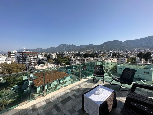 Kyrenia Center; Penthouse mit herrlicher Aussicht, in der Nähe des Hotels Les Ambassador