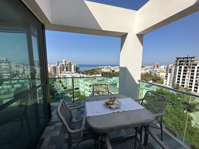 Kyrenia Center; Penthouse mit herrlicher Aussicht, in der Nähe des Hotels Les Ambassador