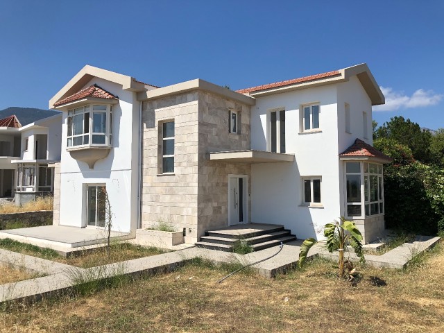 Kyrenia Alsancak; 3+2 Villa mit Berg- und Meerblick, nur wenige Gehminuten vom Camelot Beach entfern