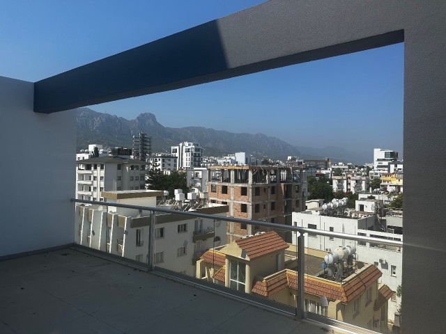 Girne Merkez; Savoy Otel Civarı; Dağ Deniz Manzaralı 1+1 Penthouse