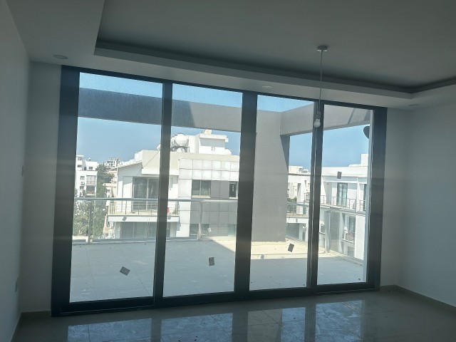 Girne Merkez; Savoy Otel Civarı; Dağ Deniz Manzaralı 1+1 Penthouse