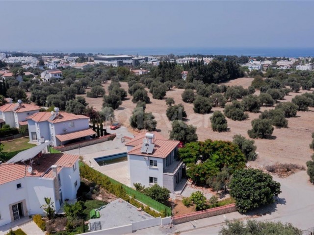 Kyrenia Ozanköy; In der Nähe des Cratos Hotels, 1000 m2 Grundstück, 4 Schlafzimmer, Eckvilla mit Pool