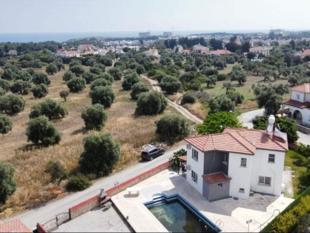 Girne Ozanköy; Cratos Otel Civarı, 1000 m2 Arsa İçinde, 4 Yatak Odalj, Havuzlu Köşe Villa