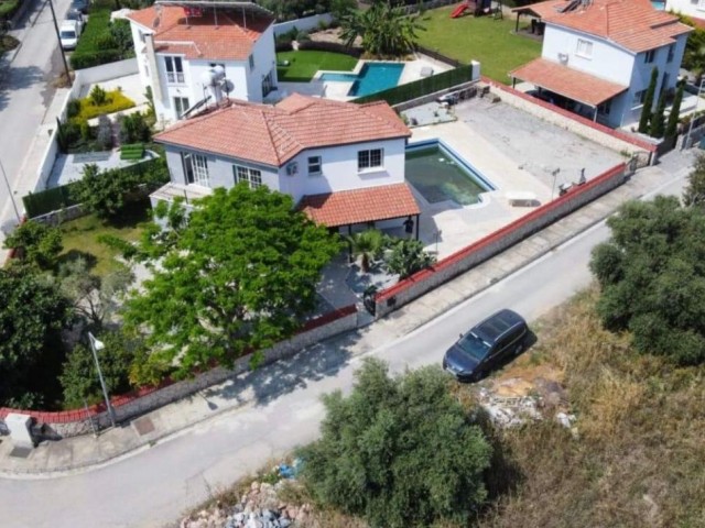 Girne Ozanköy; Cratos Otel Civarı, 1000 m2 Arsa İçinde, 4 Yatak Odalj, Havuzlu Köşe Villa