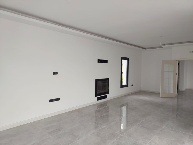 Girne Çatalköy; Modern Tasarımlı Kesilmeyen Manzaralı Satılık Villa 