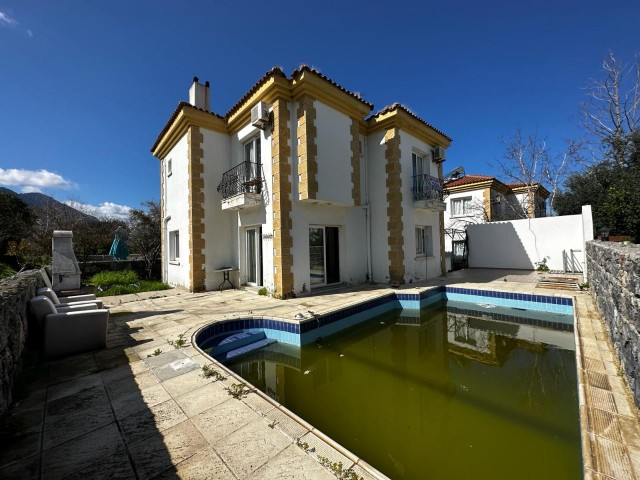 Kyrenia Alsancak; Zentral gelegene Villa mit 3 Schlafzimmern und Bergblick