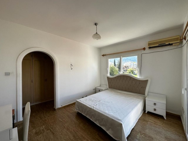 Kyrenia Alsancak; Zentral gelegene Villa mit 3 Schlafzimmern und Bergblick