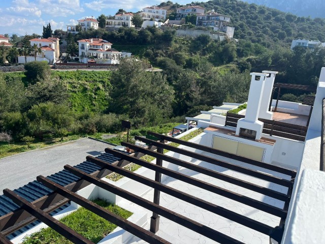 Kyrenia Alsancak; Duplex-Penthouse mit Blick auf die Berge und das Meer auf einem Grundstück mit Gemeinschaftspool