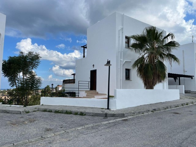 Kyrenia Alsancak; Duplex-Penthouse mit Blick auf die Berge und das Meer auf einem Grundstück mit Gemeinschaftspool