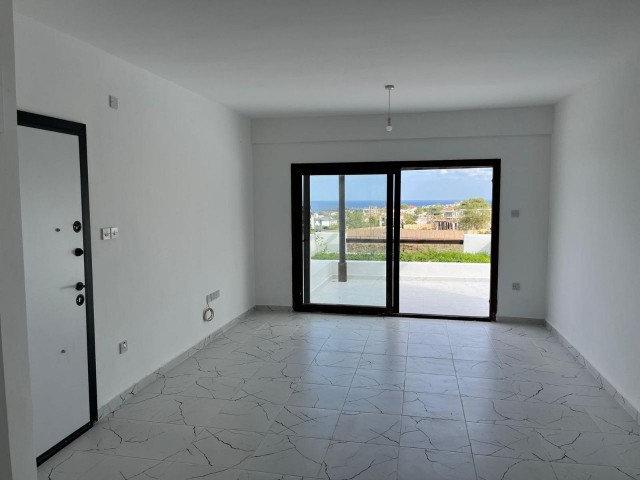 Kyrenia Alsancak; Duplex-Penthouse mit Blick auf die Berge und das Meer auf einem Grundstück mit Gemeinschaftspool